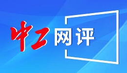 62岁何赛飞在家写毛笔字，白衫配背心时髦减龄！